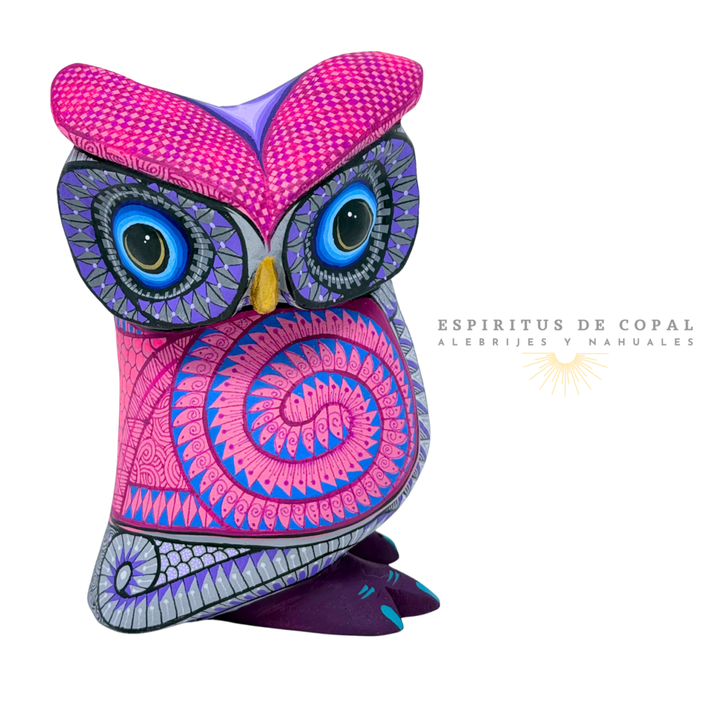 Búho rosa: Alebrije de búho rosa tallado y pintado a mano en Oaxaca