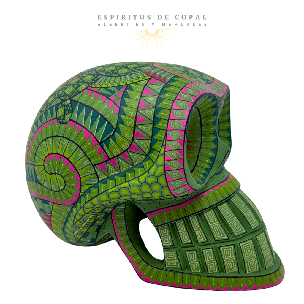 Cráneo verde: Cráneo alebrije de madera de copal pintado con diseños zapotecos