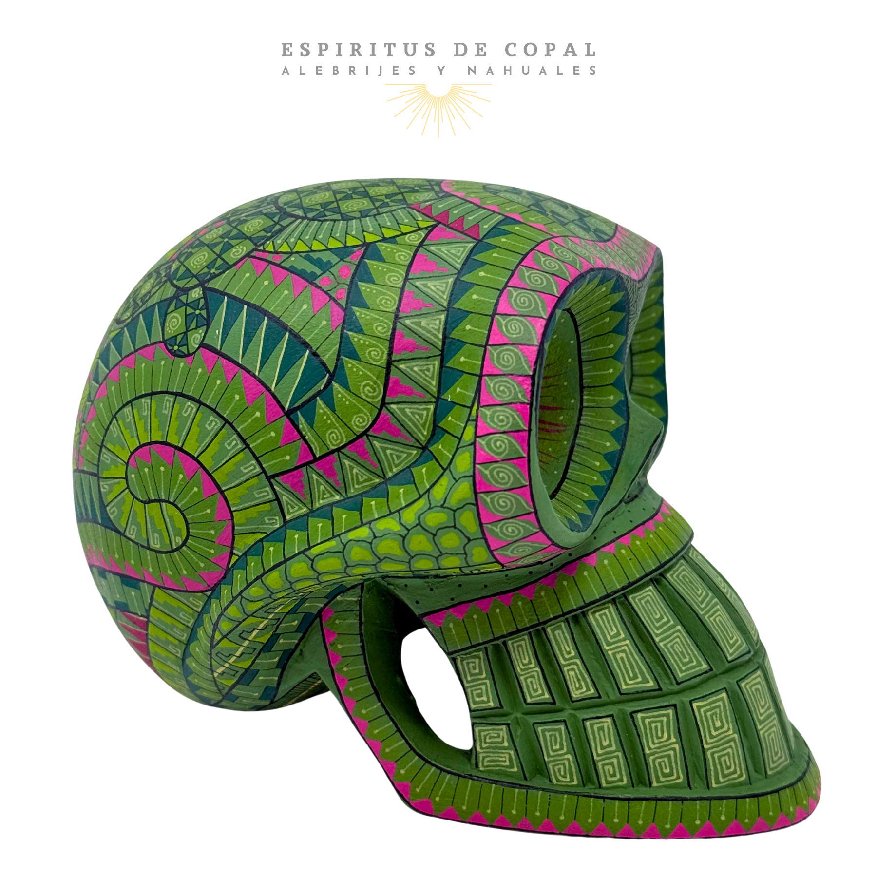 Cráneo verde: Cráneo alebrije de madera de copal pintado con diseños zapotecos